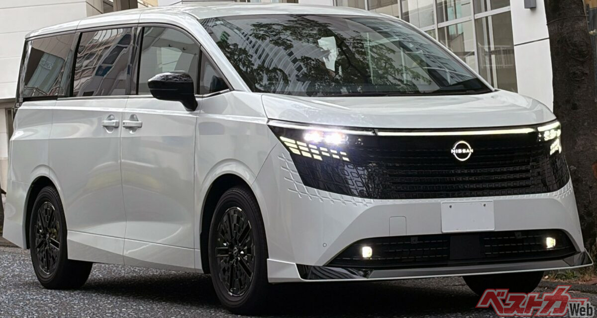 筆者の愛車、日産新型「エルグランド」。ゆとりある車体の3列目は、大人にとってもくつろげる席なのか、実車で確かめた