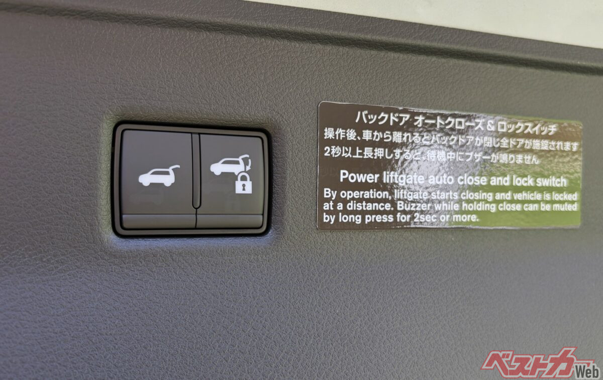 新型エルグランドの「オートクローズ＆ロック機能」は、荷物を取り出してクルマから離れると、バックドアを自動で閉じて全ドアを施錠する