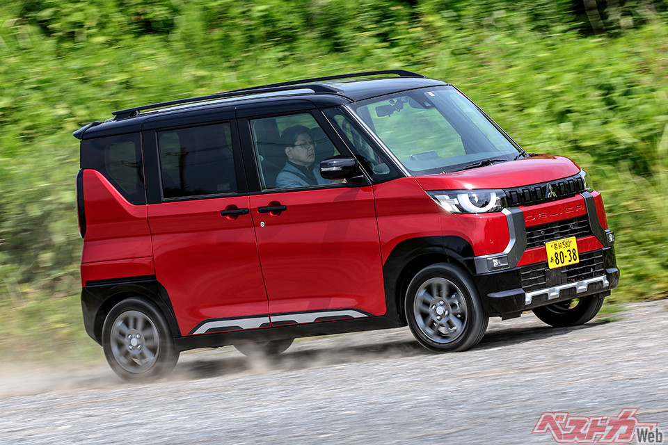 三菱 デリカミニ（先代・2023年登場）。大径タイヤを採用する4WDモデルの設定がデリカミニの特徴
