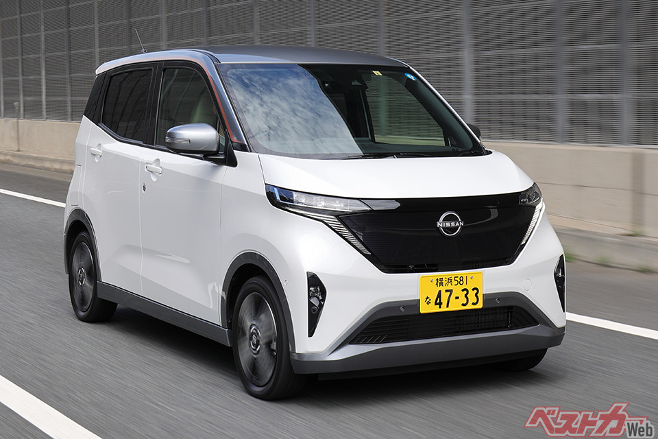 日産 サクラ（中古相場：約100万～250万円）。専用のデザインと上質な仕立てとなっている