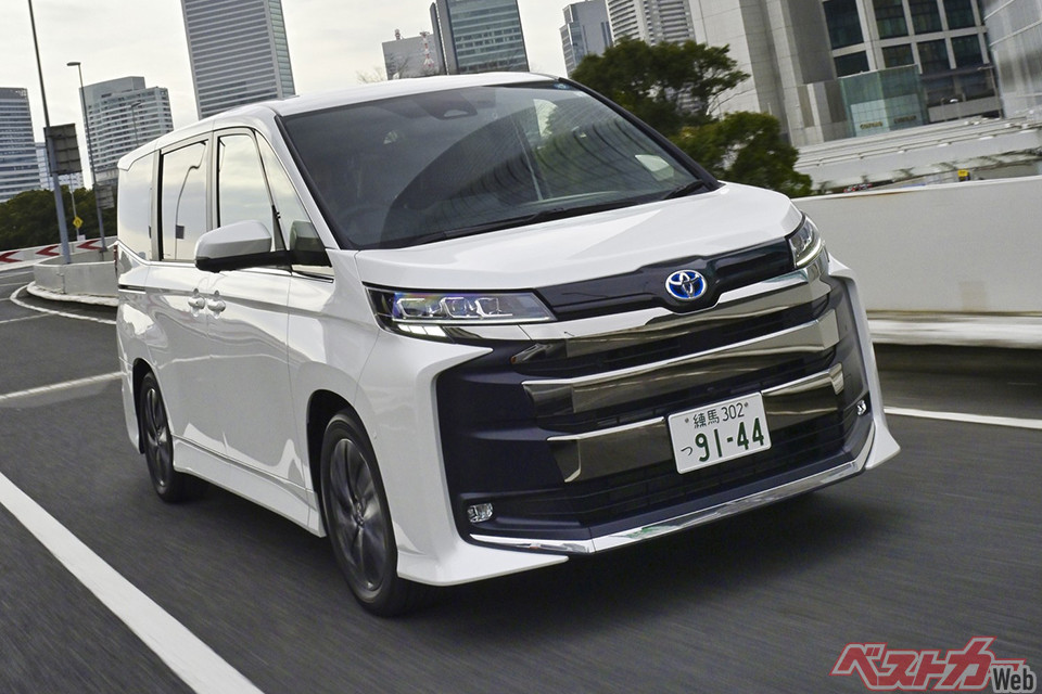 トヨタ ノア／ヴォクシー（326万1500～438万200円）。ノアとヴォクシーを合わせるともはや敵なし
