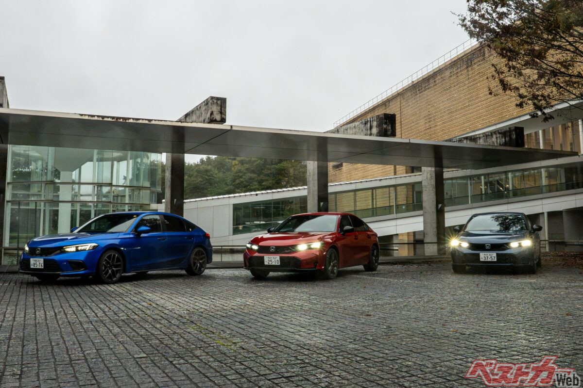 左からシビック（ガソリン）、シビックe:HEV RS、シビックe:HEV