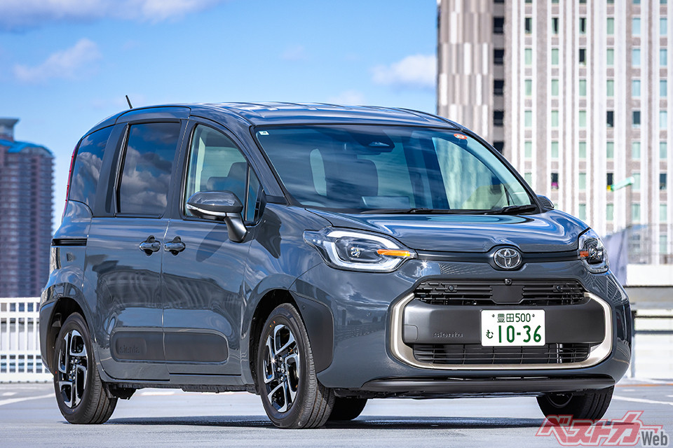 トヨタ シエンタ(214万6100~339万7900円)。2025年8月の改良で、電動パーキングブレーキを採用するなど着実に進化