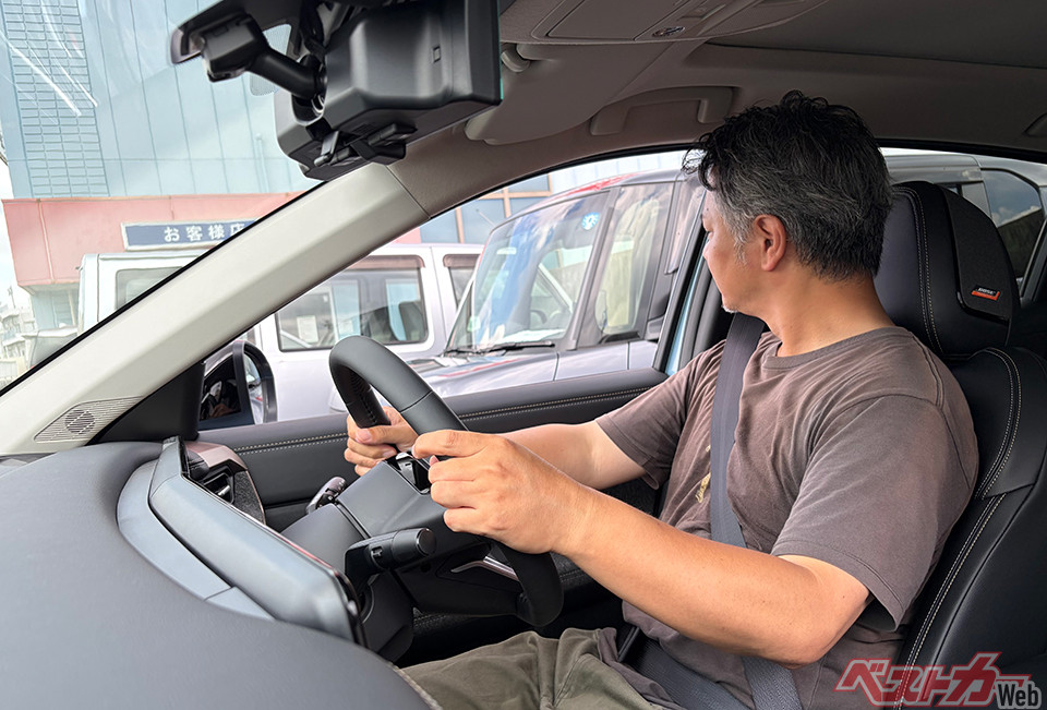 「隣にクルマがいるとバック駐車がしやすい」というドライバーもいる