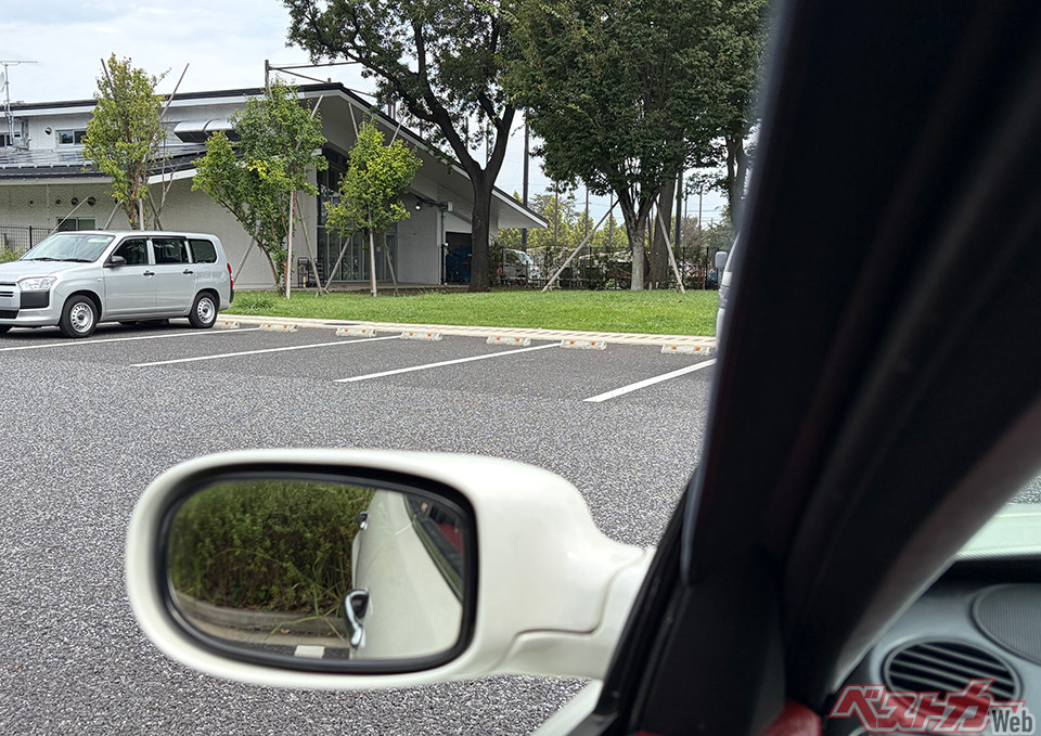 目的の建物入口から遠くに駐車して駐車密度の上昇を避ける。愛車と健康のために入口までがんばって歩こう