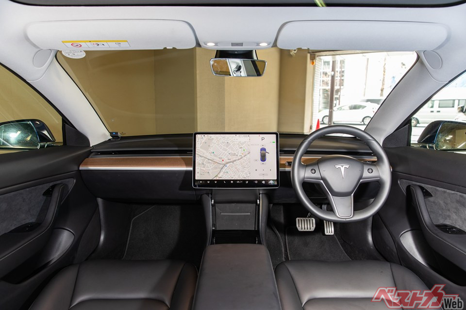モデル3の運転席・インパネまわり。モデル3はテスラのなかでもお手頃かつ普及を目指す車種となっており、先進的な内装が評判を呼んだ