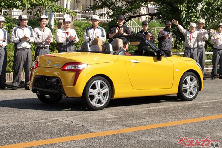 コペンの最終生産車はダイハツ社員にあたたかく見送られた