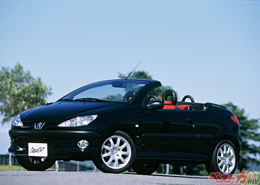 まさにプジョー 206をそのままオープンカーにしたようなスタイルでいまでもそのかっこよさが通じるであろうプジョー 206CC