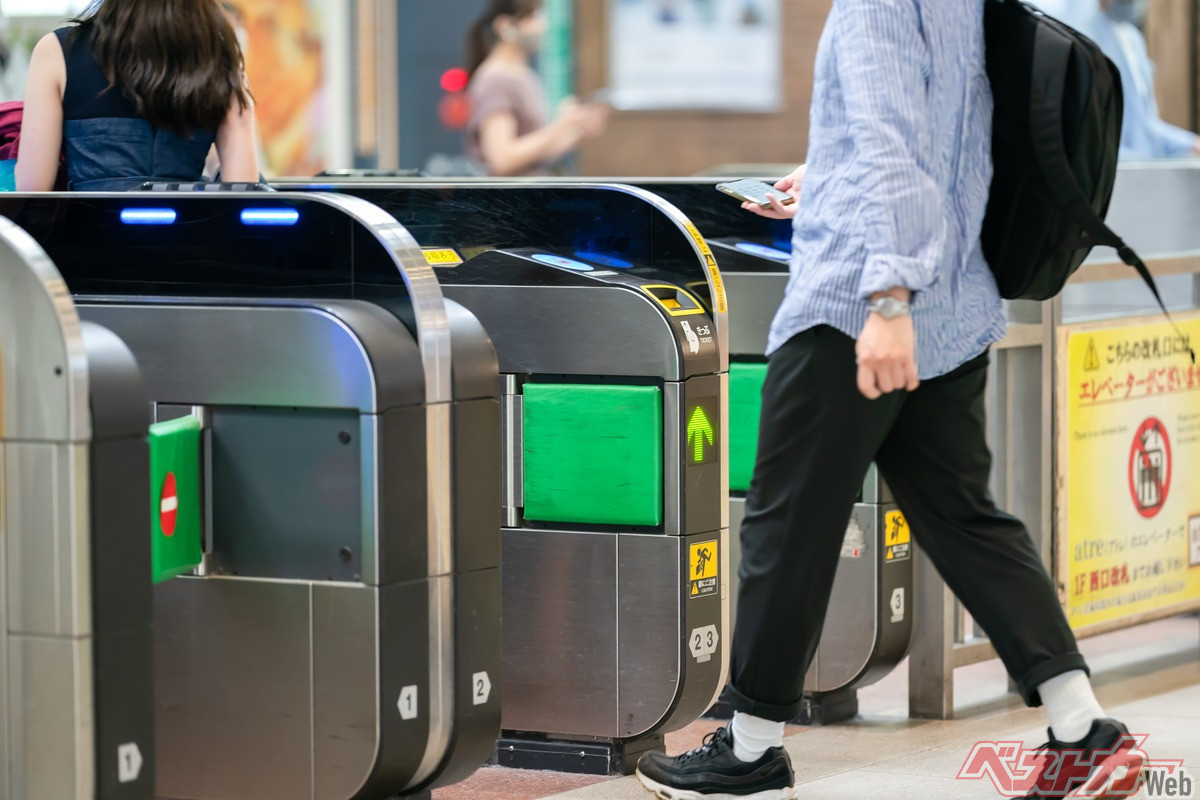 「Suicaをタッチ」も時代遅れに!? スマホを出さずに運賃を自動決済！ 交通機関で「手ぶら決済」実用化へ
