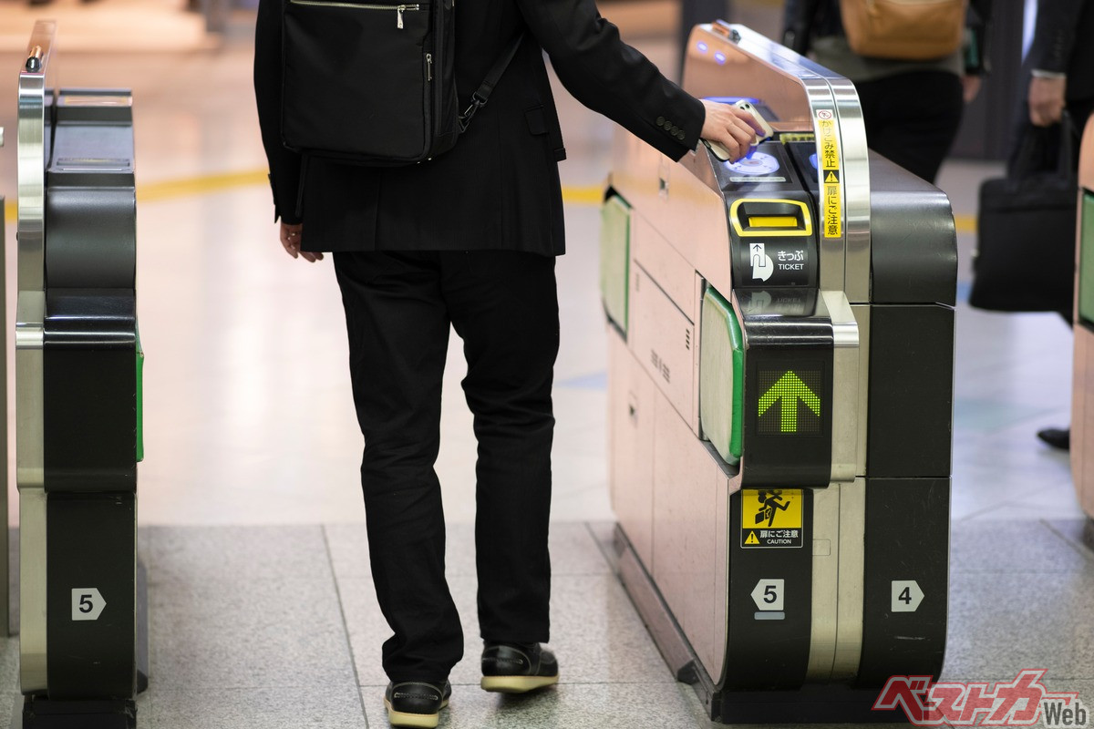 バスや電車のタッチ決済は遠からずなくなり、改札は「通過するだけ」になりそうだ（mochi＠AdobeStock）