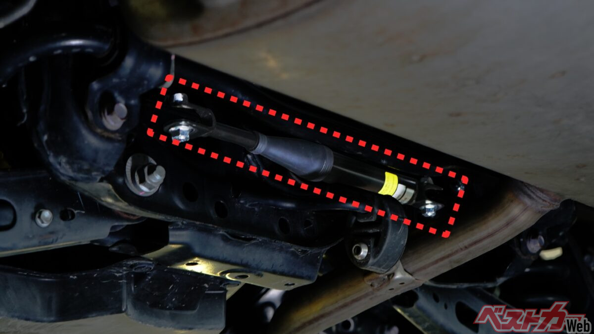 リアに取り付けられたパフォーマンスダンパー。車体の不要な揺れ・歪みを吸収する