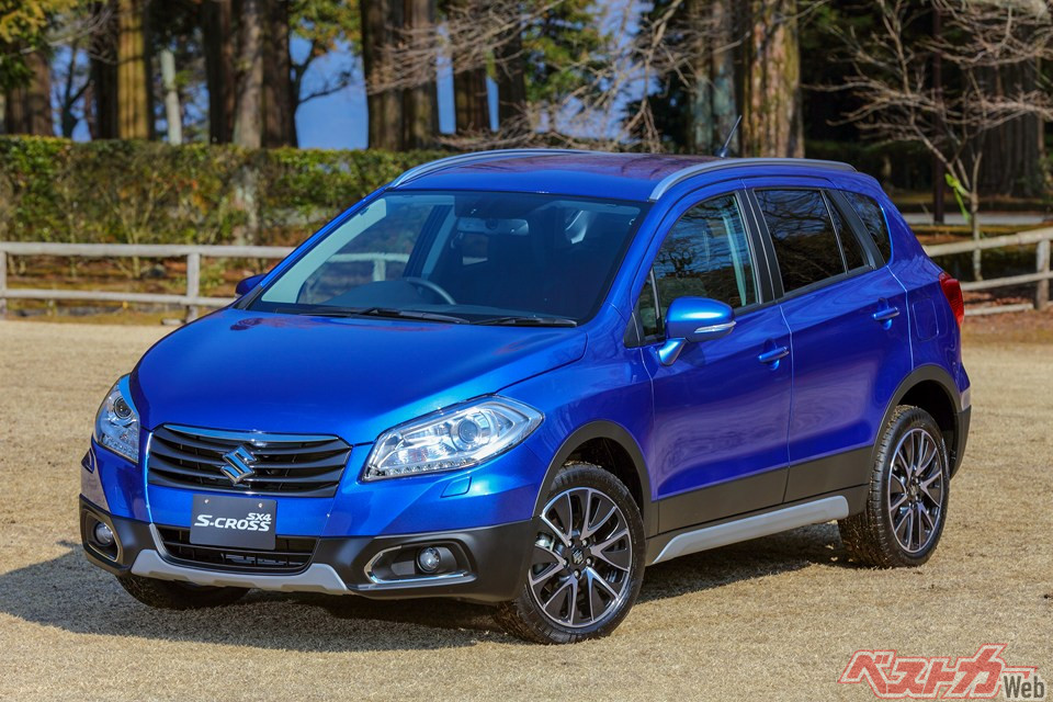 後継のSX4 S-CROSS。2017年のマイナーチェンジではグリルの意匠などが大きく変わることに