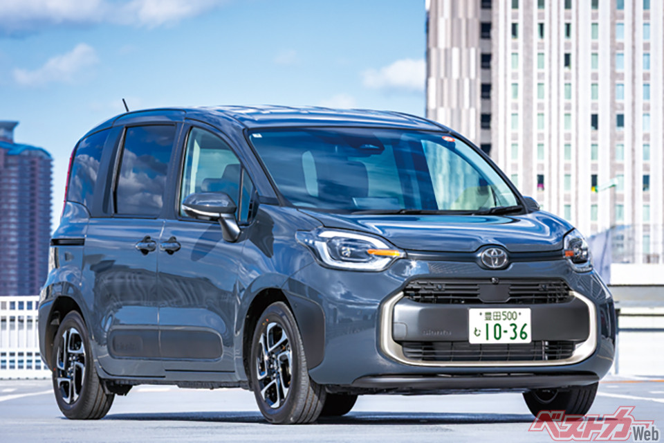 トヨタ シエンタ（214万6100～339万7900円）。全長×全幅×全高：4260×1695×1695mm　パワーユニット：ハイブリッド（1.5L直3）、ガソリン（1.5L直3）