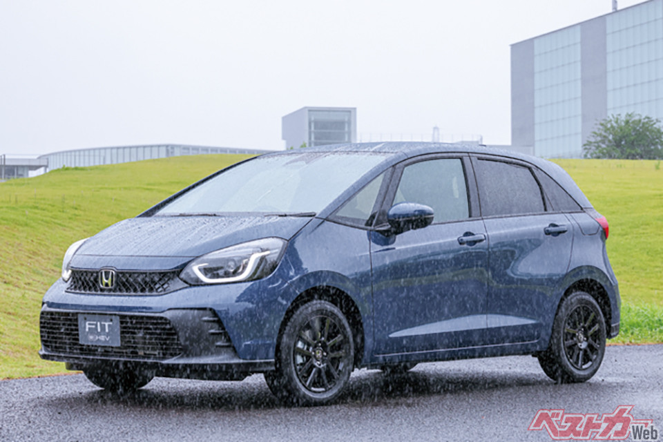 ホンダ フィット（180万6200～271万9200円）。全長×全幅×全高：4080×1695×1565mm　パワーユニット：ハイブリッド（1.5L直4）、ガソリン（1.5L直4）