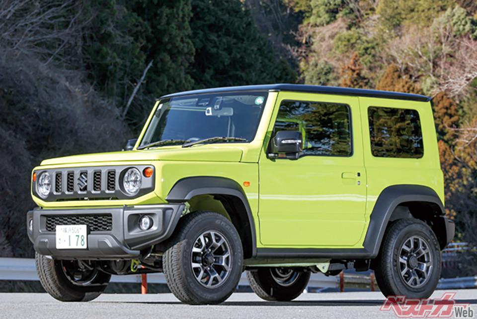 スズキ ジムニーシエラ（227万1500～238万5900円）。全長×全幅×全高：3550×1645×1730mm　パワーユニット：ガソリン（1.5L直4）