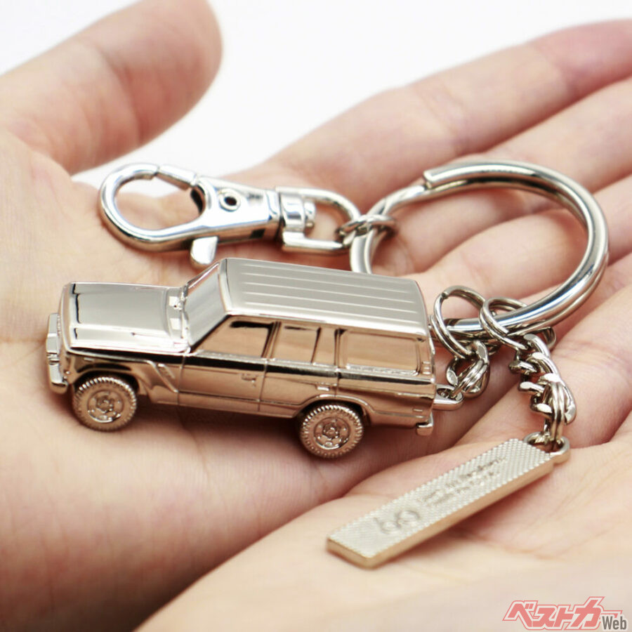 「TOYOTA LANDCRUISER」チャーム、ナスカン、シリアルナンバー入りの「60」プレート
