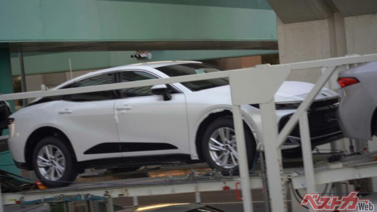 現行クラウンに覆面パト登場!!　まさかの「遅いほう」のハイブリッド？　ベールに包まれたクラウンクロスオーバーパトに迫る