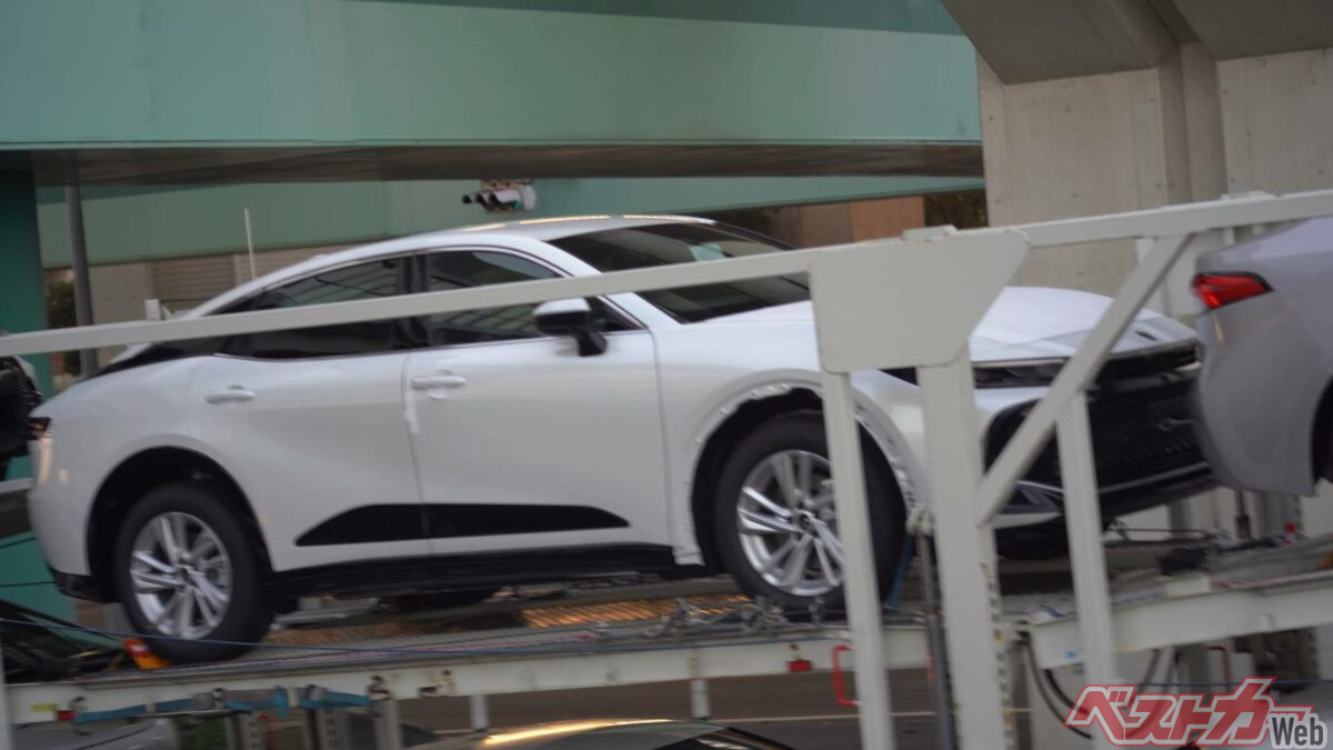 現行クラウンに覆面パト登場!!　まさかの「遅いほう」のハイブリッド？　ベールに包まれたクラウンクロスオーバーパトに迫る