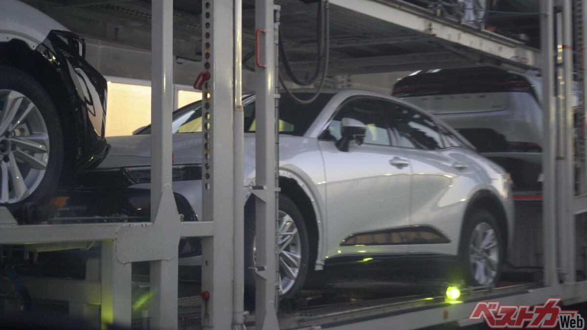 車載された覆面クラウンクロスオーバーで確認できるフロントとホイールからどうやら2.5Lの「G」グレードのいでたちであることが推測できるが……