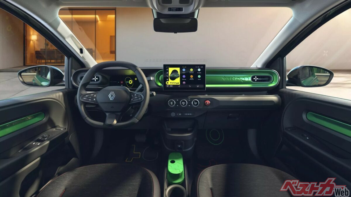 新型トゥインゴのインテリア。PIXOとは異なる雰囲気だ