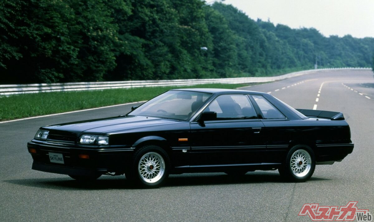マイナーチェンジとともに投入された、800台限定の2ドアスポーツクーペGTS-R。可動式リップスポイラーを大型化の上固定式に、リアスポイラーも大型化されたことが大きな特徴