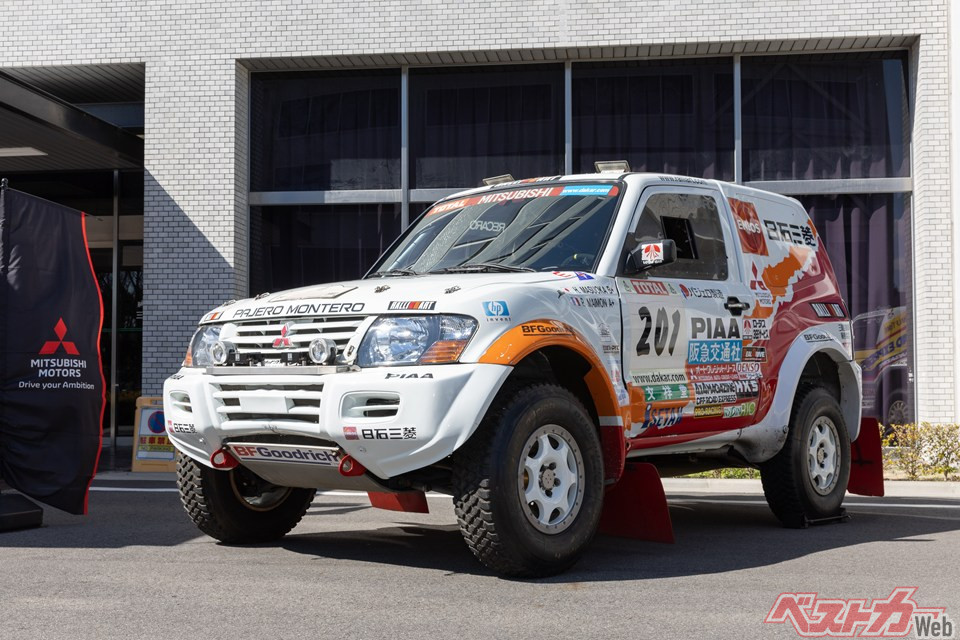 2001年にダカール・ラリーを制した増岡浩の駆るパジェロ201号車