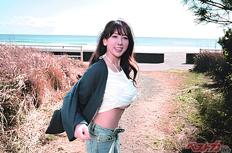 2026年5月。50歳の節目を記念して発売した写真集『キケンなカオリ♡』より、一枚だけ公開! 画像ギャラリーにも大原さんの魅惑的写真、あります~!!