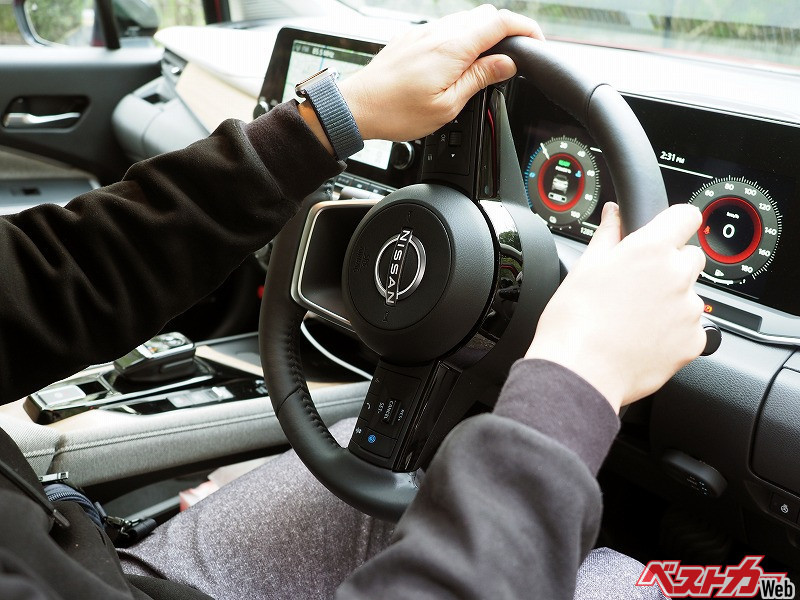 ハンドルを戻すときにシュルシュルとパワステの戻る動きに従う「シュルシュル戻し」は運転が下手そうに見える