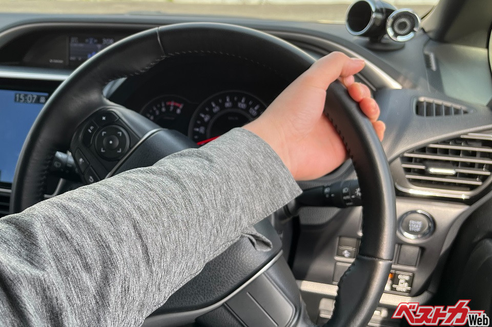 イマドキはタクシー運転手でもやる人が減った内掛けハンドル