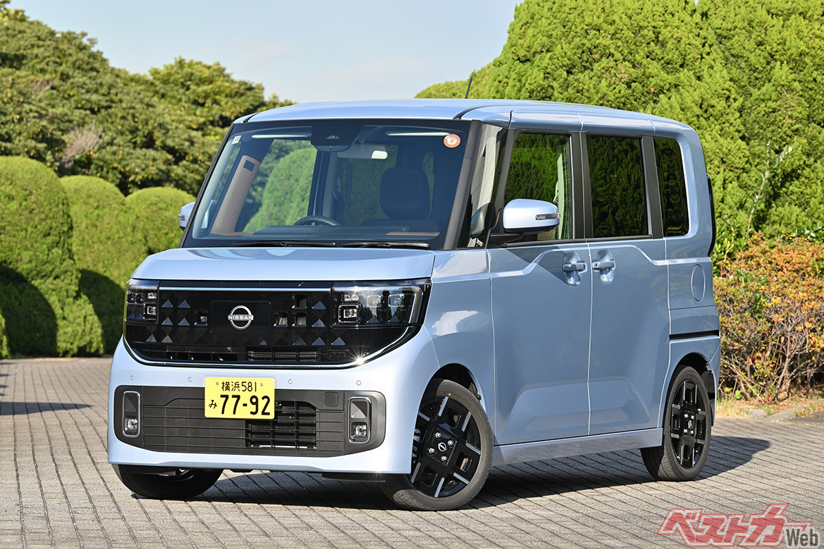 「かどまる四角」という斬新なデザインモチーフを軸に先進的で未来感漂うスタイルへと進化を遂げている