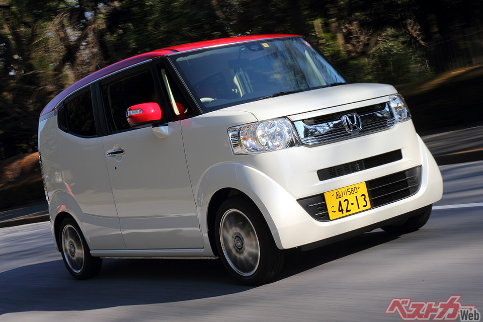 ホンダ N-BOXスラッシュ（2014年登場）。N-BOXのルーフを削り取ったような異彩を放つデザインが目をひく