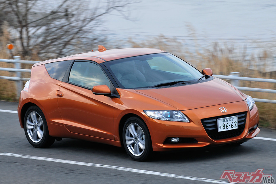 ホンダ CR-Z（2010年登場）。全長4080×全幅1740×全高1395mmのコンパクトなボディに1.5L＋モーターを搭載