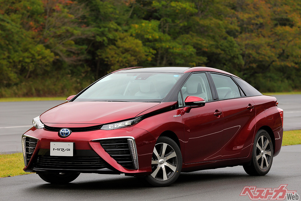 トヨタ MIRAI（初代・2014年登場）。クラウンクラスのサルーンで、初代モデルは前輪駆動を採用