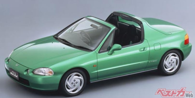 デルソル（del Sol）とはスペイン語で「太陽の」という意味で、明るい太陽の下で爽快な走りを楽しむとの願いを込めて命名したという。トランストップは、ボタン操作ひとつでトランクルームの専用ホルダーに約45秒で格納できる電動オープンルーフだ。（他に手動式タイプも設定）