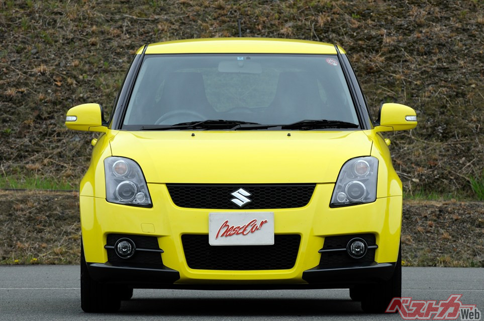 標準モデルのスイフトと比べてワイドで低重心、かつスポーティに強調された迫力のあるデザインが特徴