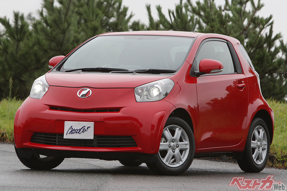 トヨタ iQ(2008年登場)。2008年に1L車が登場。2009年に1.3L車と1L・2シーター車が追加