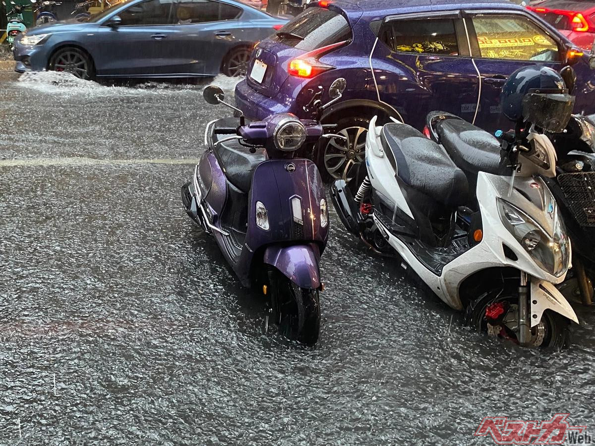 大雨でバイクが水没！実は車両保険でも補償の対象外になるケースがあった