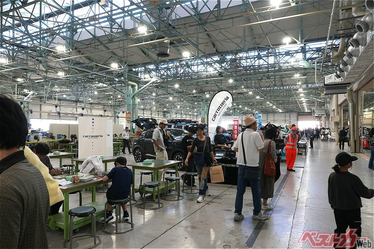 日産京都自動車大学校の学園祭会場。普段は実習棟として使われているが実に広い！