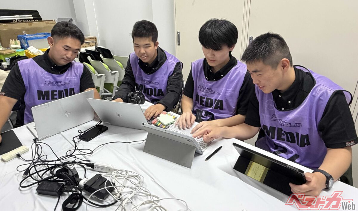 日産愛媛自動車大学校の学生は広報も担当。メカニックながら「伝える力」「情報をまとめる力」を養うことで今後のキャリアに活かすのが目標
