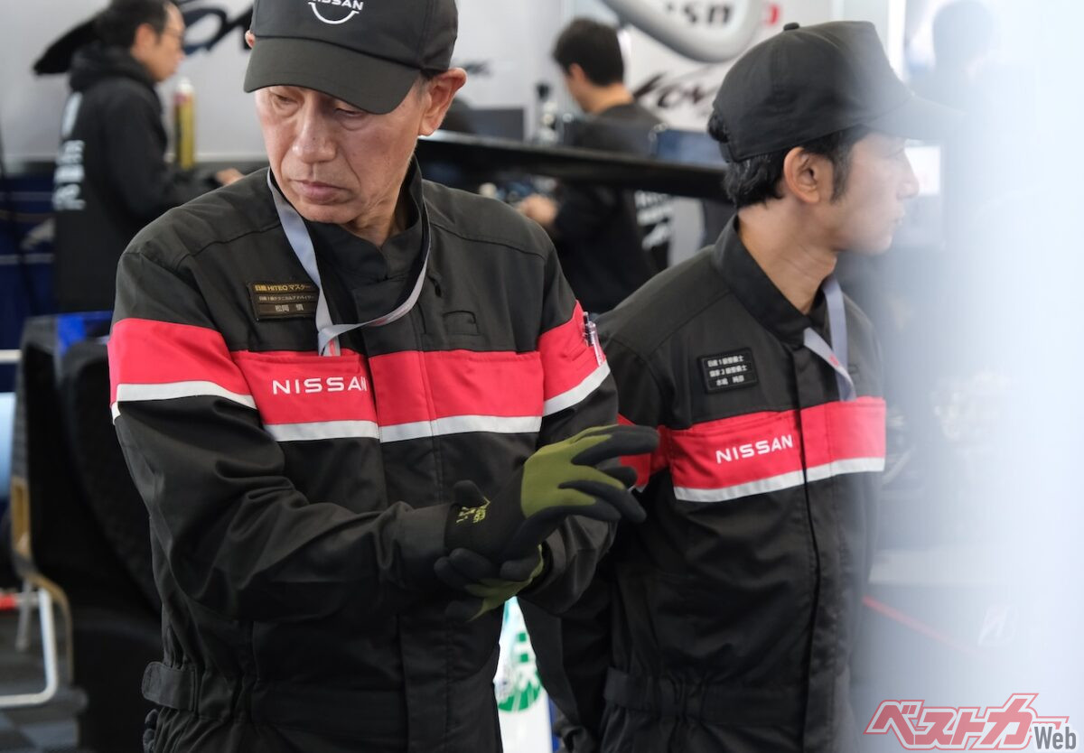 日産販売会社のメカニックも参加する日産メカニックチャレンジ。なんとすべての日産整備士の上位1%しかいない日産HITEQマスターも参加。メカニック同士の横のつながりも強固にな理、技術修練の場としても機能している