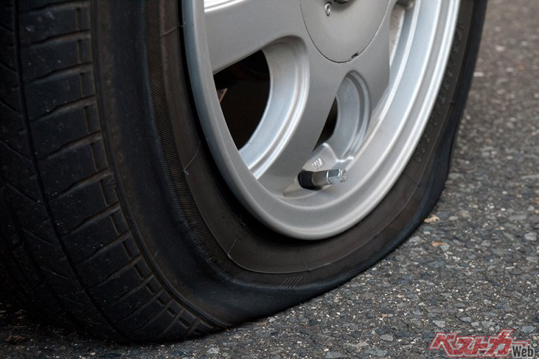 JAF出動回数はバッテリー上がりに次いで多いのがタイヤのパンクや空気圧不足。乗り心地が変わったり、ハンドルが取られたり、ちょっとした変化を見過ごすと大変なことになるので注意が必要だ（akiand1982@Adobe Stock）