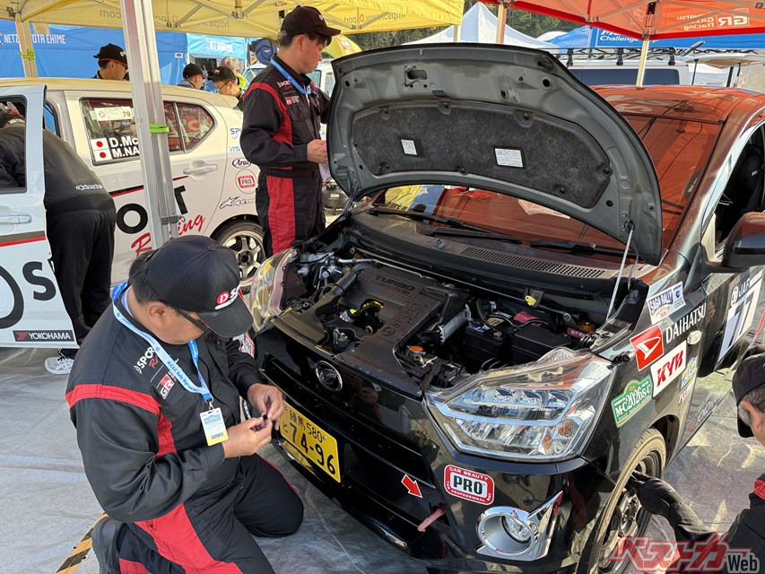 エンジンとインタークーラーに空気を入れるべくダクトの口を大型化。メカの小倉さんが自分のメガネのフレームをリブに転用し、開口部を安定させてくれた