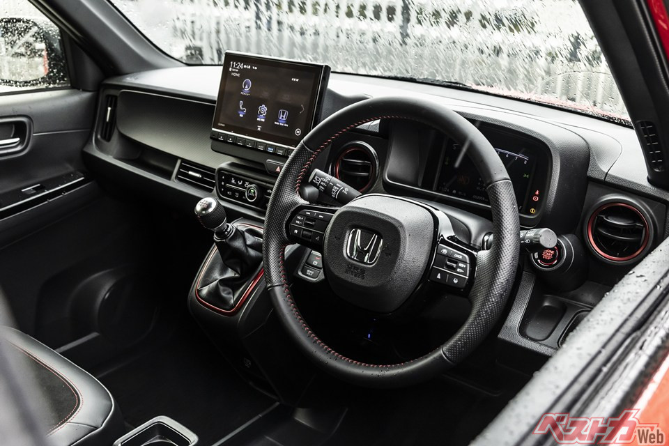 N-ONE RSの運転席。シフトの存在感が輝く