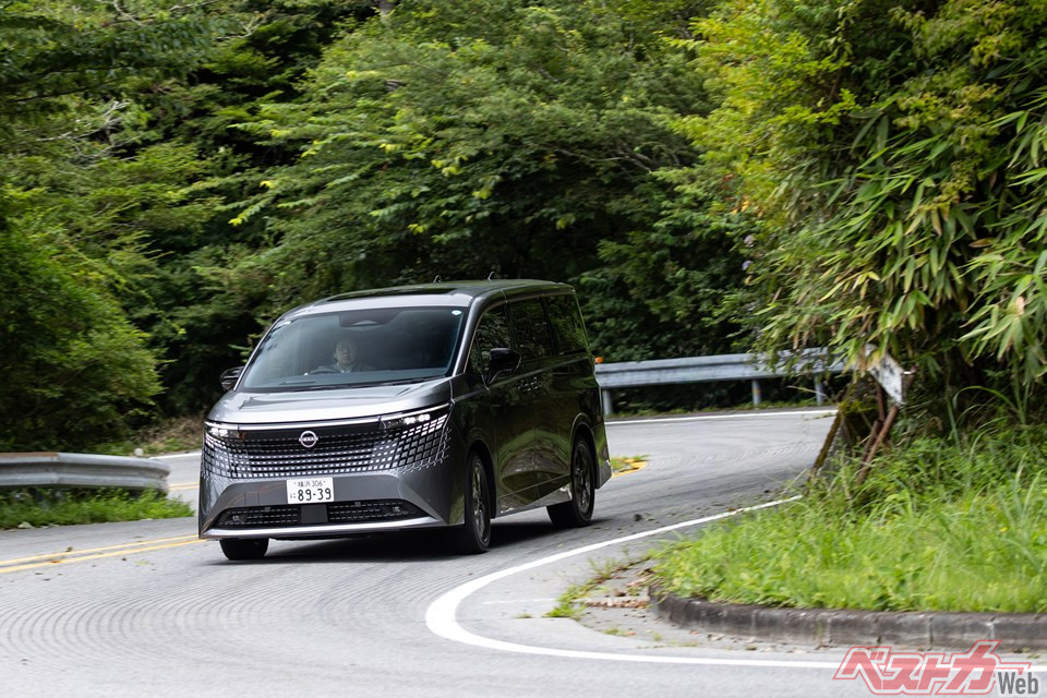 新型エルグランドは大型ミニバンと思えぬほど山道をぐいぐいと走ってくれる