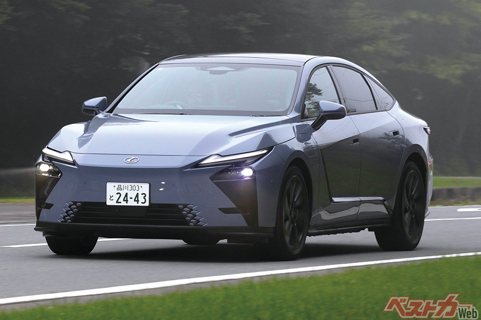 2026年6月に日本での販売を開始したレクサス ES。ハイブリッドのほかBEVも用意し、セダン復権を狙う意欲作だ