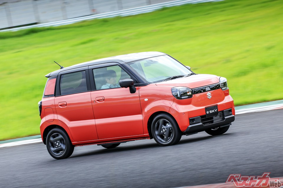 EVであることに加え新たに開発・採用された諸要素が既存の軽自動車以上の走りを味あわせてくれる