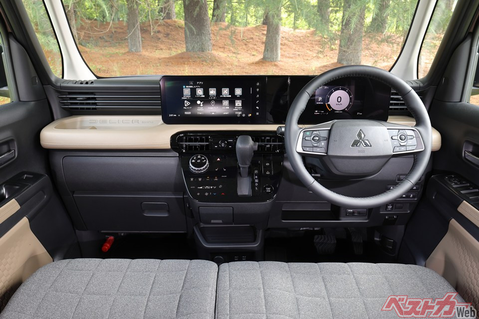 デリカミニの運転席。エコモードでは加速感はあまり味わえないが、きちんとモード名同様、燃費に効く仕様になっているようだ