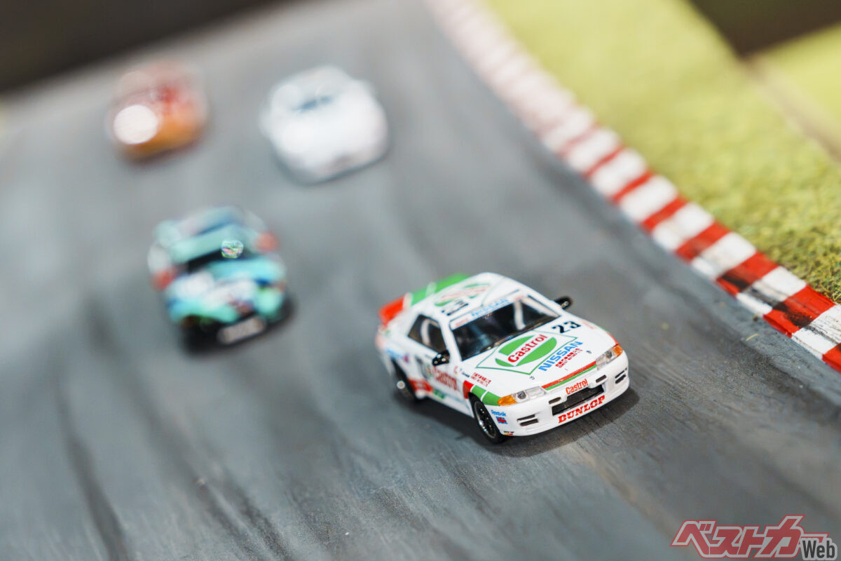 ライト点灯機能であるモトンシステムに対応している1/64ミニカー。気分を高揚させる新たな楽しみ方を提案するアイテムだ