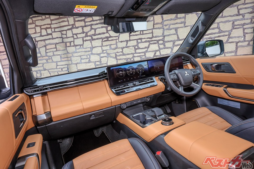 新型パジェロの運転席。やはりシフトセレクターはガングリップタイプではないようだ