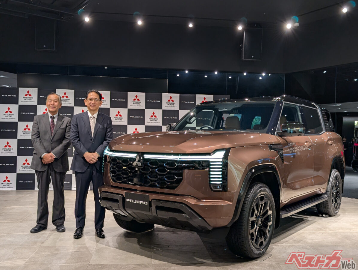 新型パジェロの国内発表会見は三菱自動車工業の本社ショールームで実施。岸浦恵介社長（写真右）と（チーム三菱ラリーアートの）増岡浩総監督（写真左）が出席した